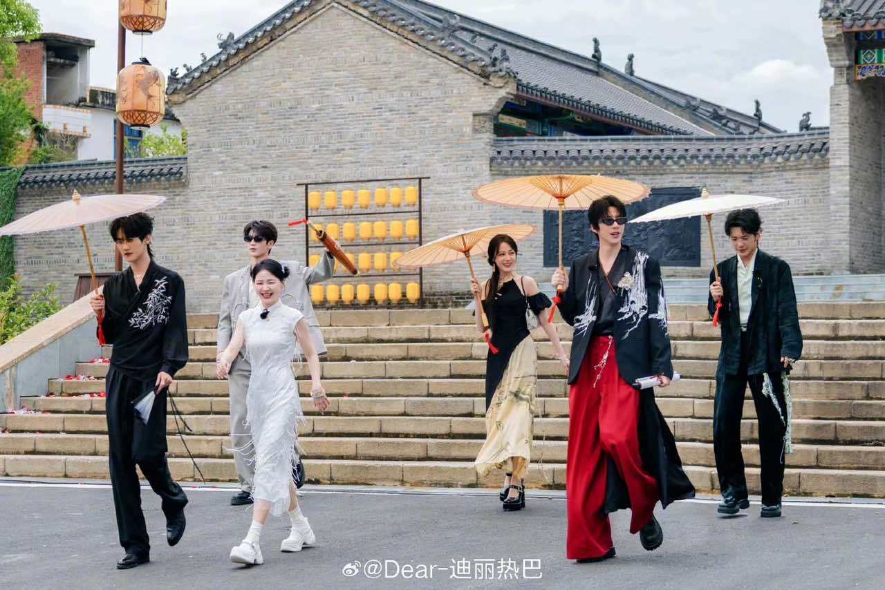 娱乐[超话]迪丽热巴晒赫丽摸金宇合照迪丽热巴下一程再见迪丽热巴下一程再见 ​​​