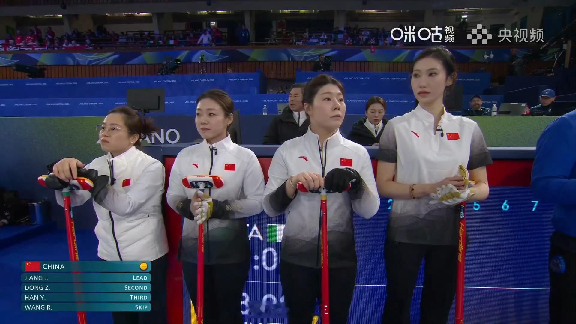 刺激！米兰冬奥会冰壶女子循环赛，中国队王芮、韩雨、董子齐、姜嘉怡打成7比7平手，