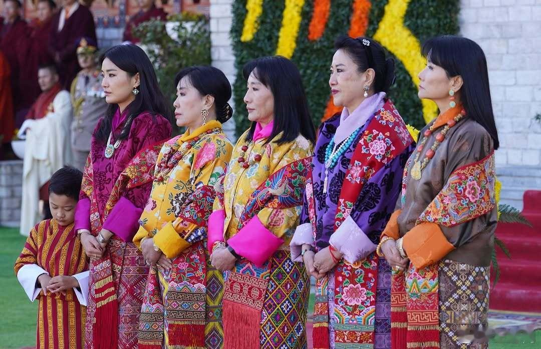 不丹王室 🇧🇹12月17日，不到王国庆祝国庆节。世界各国王室老二媳妇尤根·乔