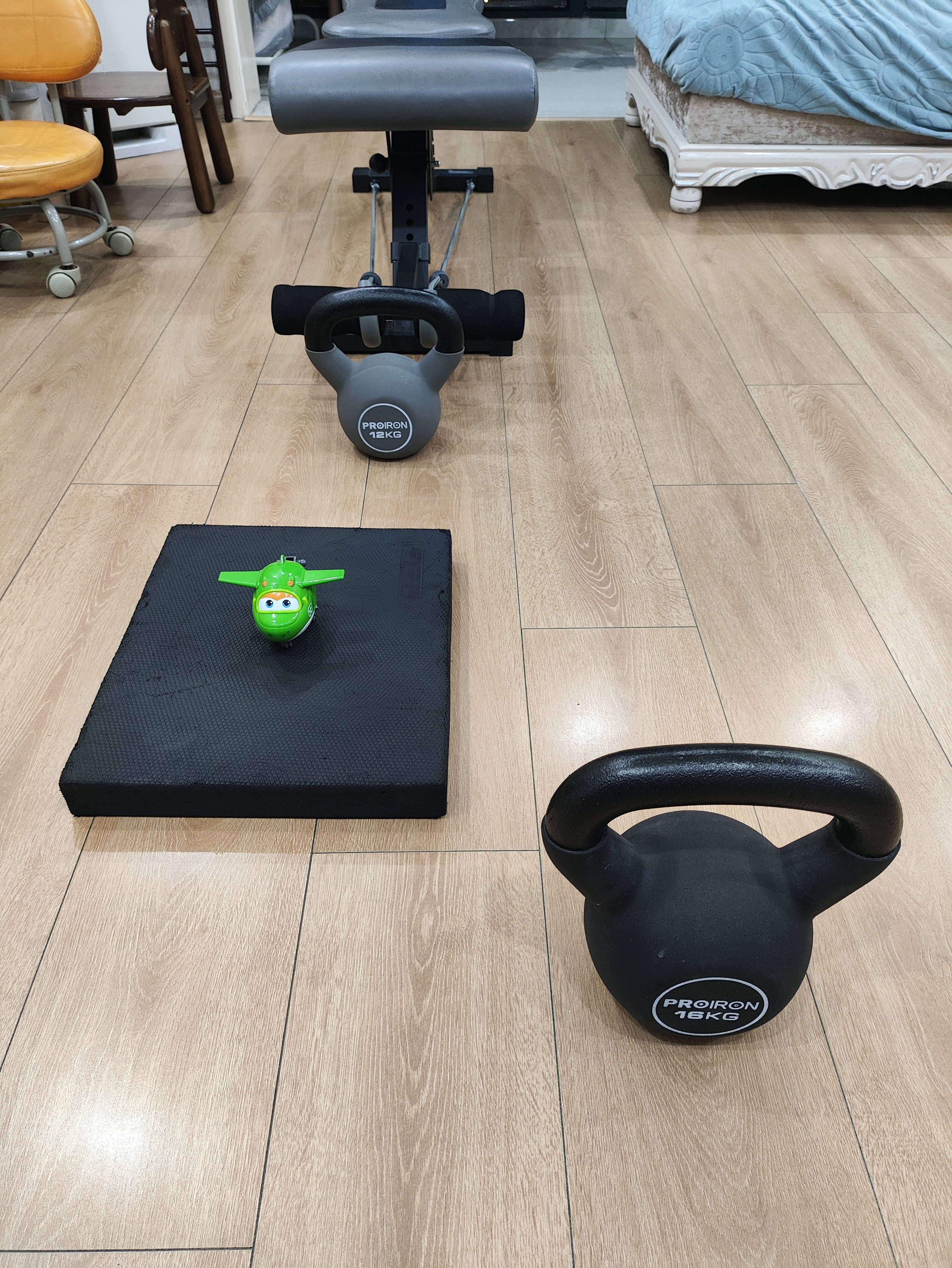 今天力量薛微一下睡觉，平板支撑两分半，12公斤壶铃仰卧提拉5组105，16公斤壶