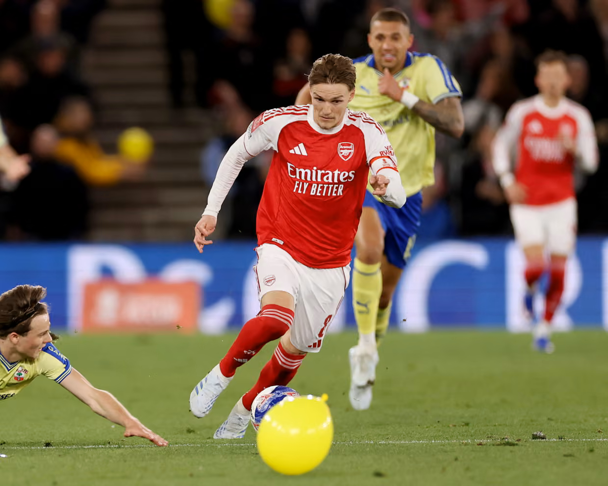 《卫报》这段够损的：“瓜迪奥拉或许是控球足球和位置控制狂的教父，但他正在仓促重建