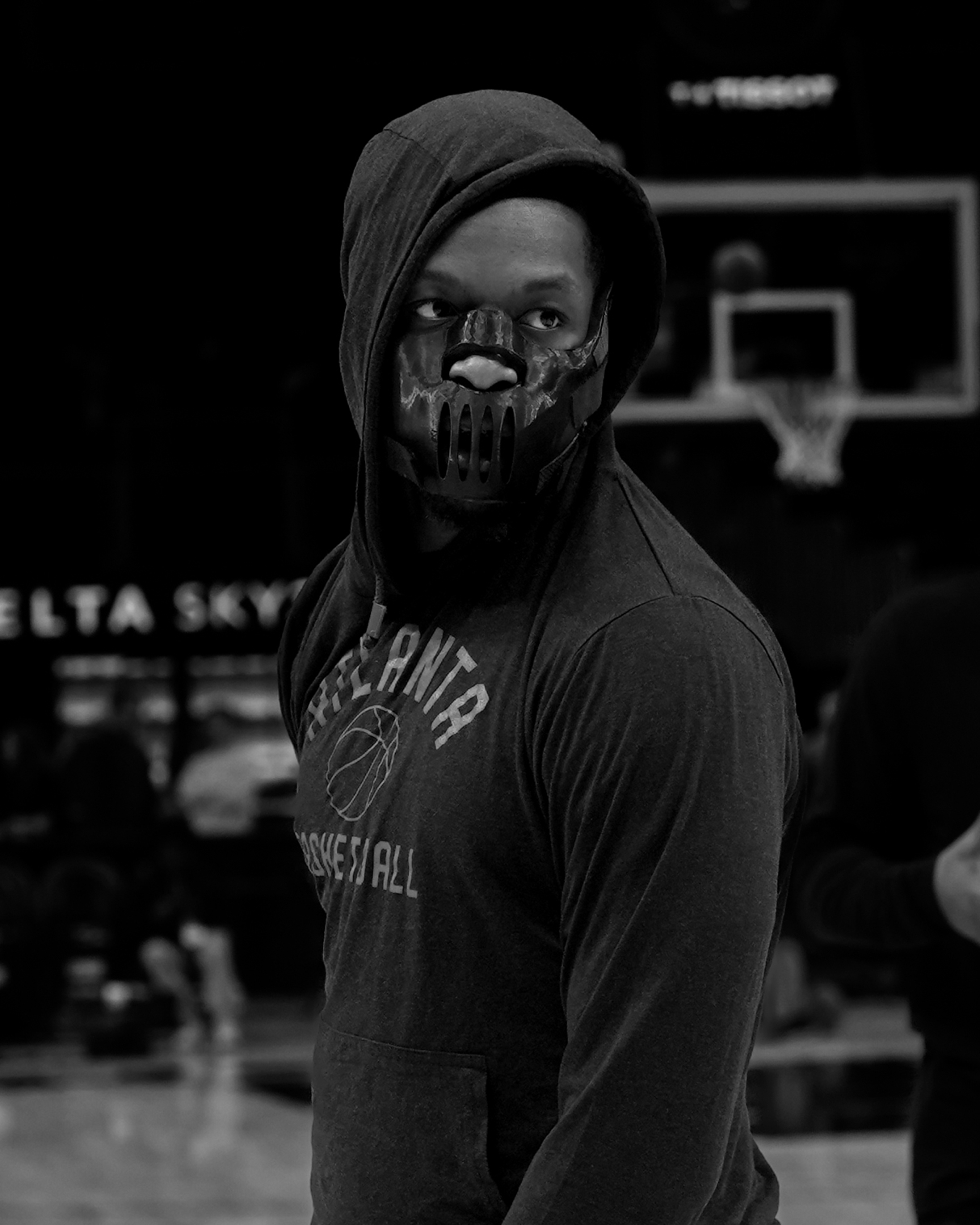 米兰大跳台 摔了好多人从倒霉到炫酷奥孔古之前被杰伦-布朗挥肘打到嘴部，造成牙齿严