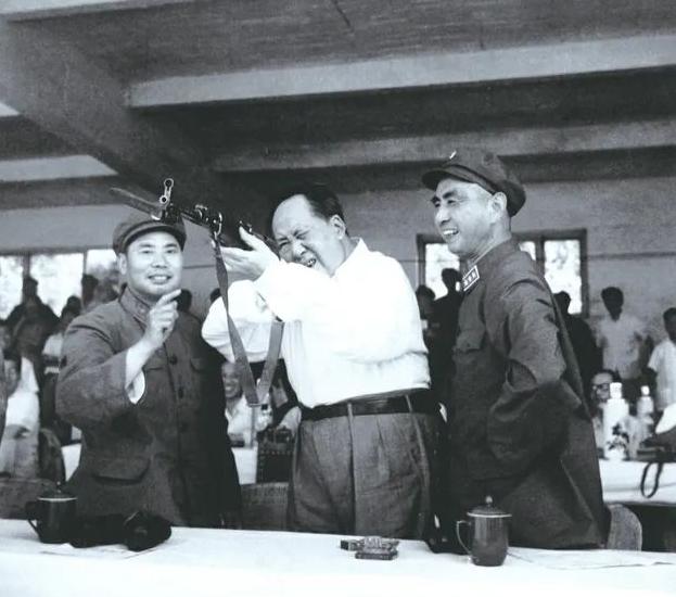 毛主席的“甲字第一号”持枪证，为何枪号、子弹栏全是空白？
 
这不是工作人员疏忽