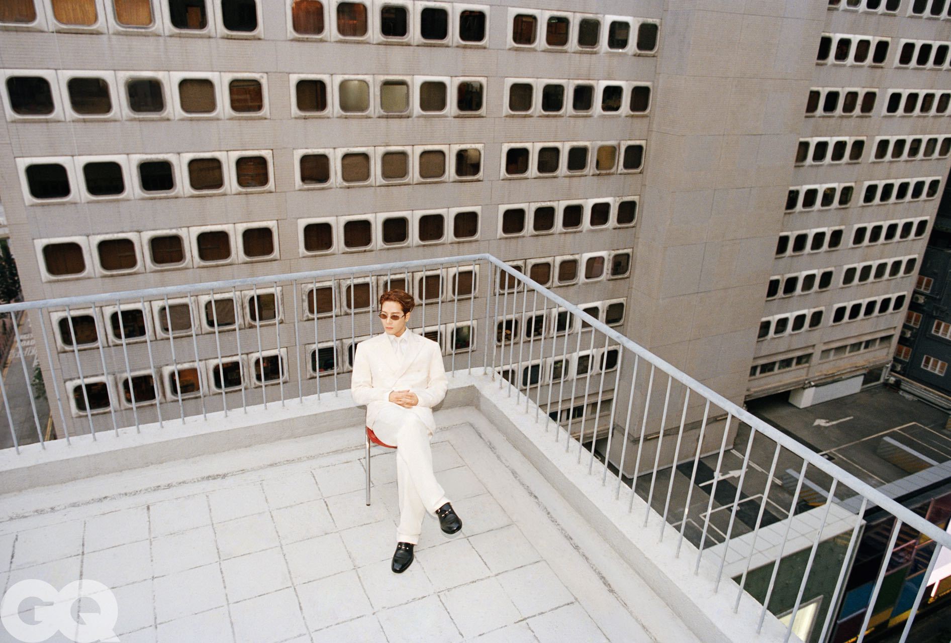 王嘉尔港风贵公子 复古色调×现代剪裁，用GQ一月刊封面重新定义港风贵公子！领带一