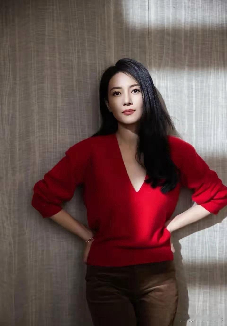高圆圆冬日暖阳下， 优雅气质，美到了心坎里，真是看一眼就沦陷的女神！ 