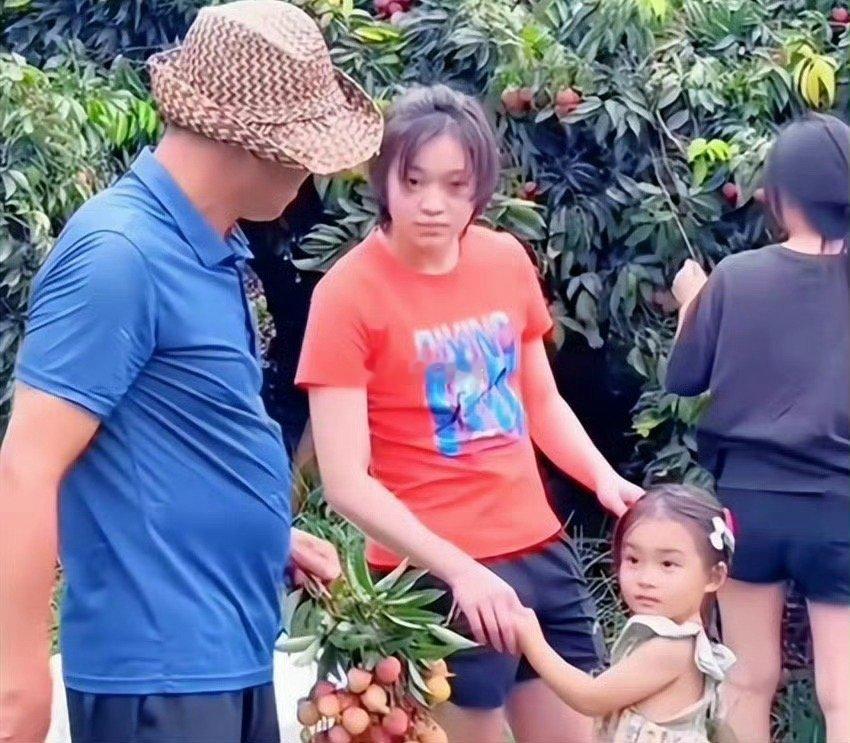 全红婵回老家采摘荔枝曝光：带小侄女幸福感满满，新房的建造速度好快 ​​​