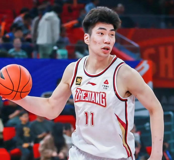 中国男篮的脸，快被CBA丢光了！去年，2米21的余嘉豪，宁可扔掉CBA六百万肥约