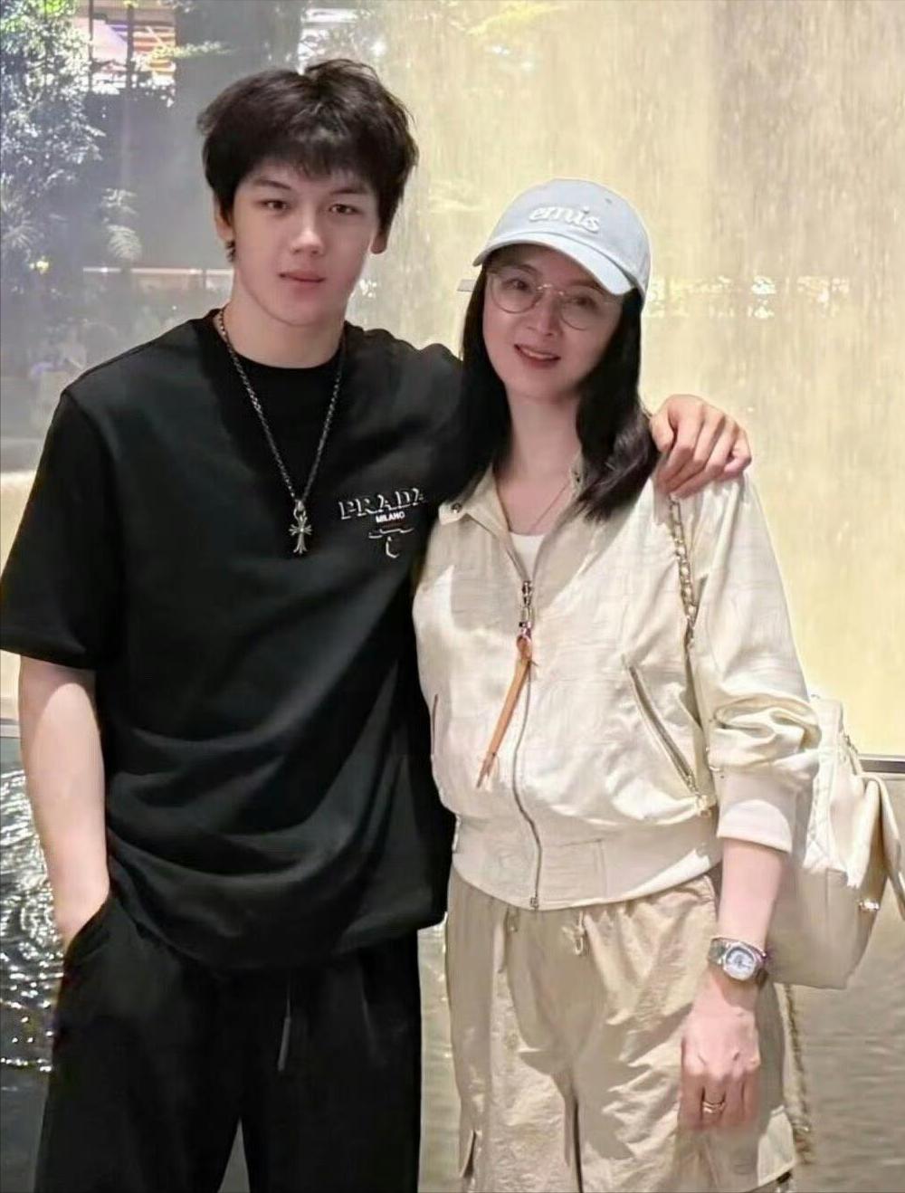 原来好基因真的可以遗传。

不信看王艳和儿子的合影，王艳自然是大美女，年轻时的晴