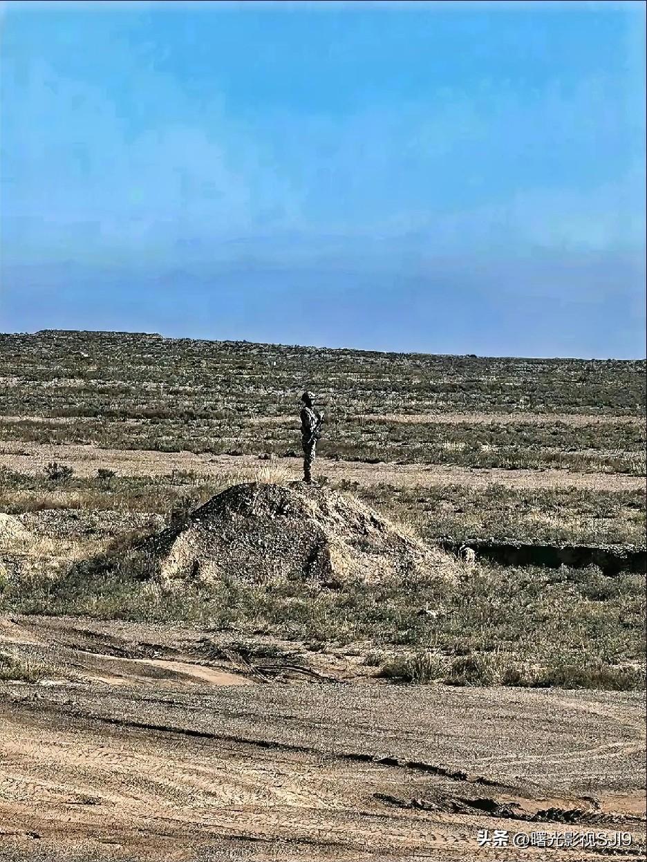 谁懂啊？这张照片让你想起了什么…
想当年在宁夏青铜峡我晚上还在山顶上的乱坟岗站过