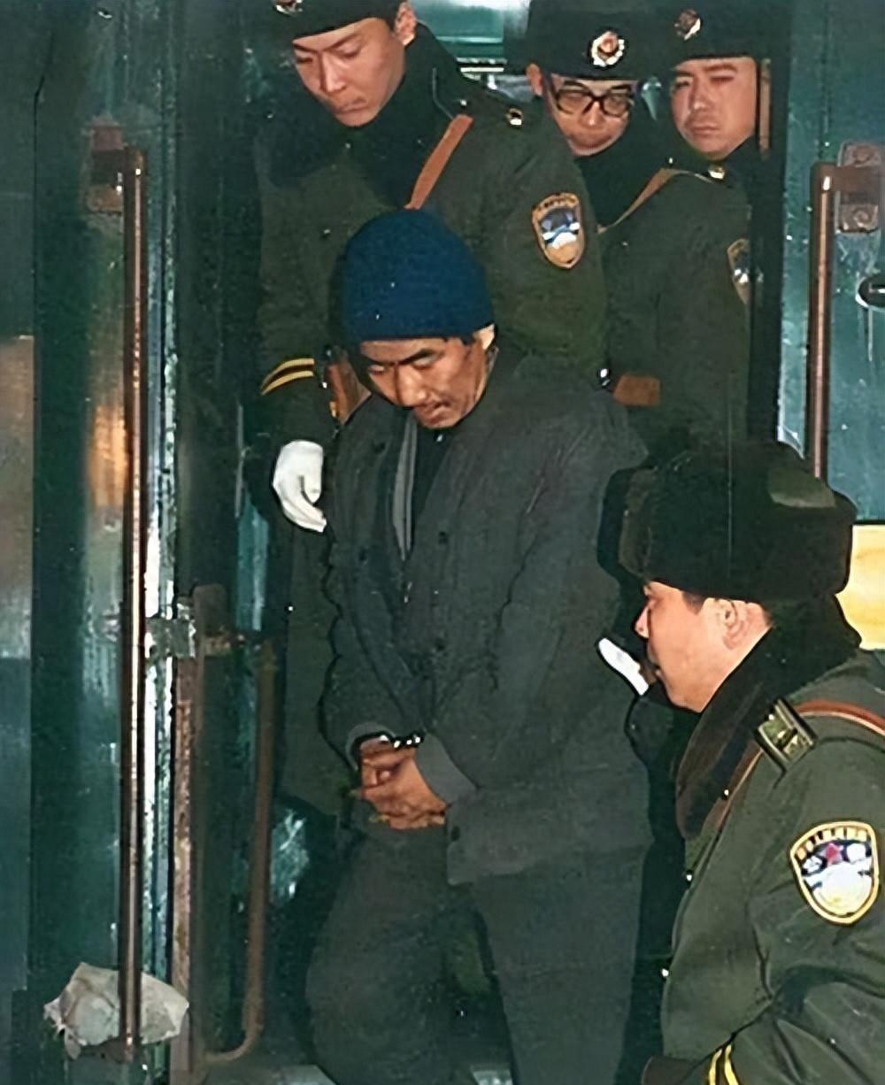 开始行动！1997年石家庄的冬天比往年冷得多，火车站里人来人往，谁也没注意几个穿