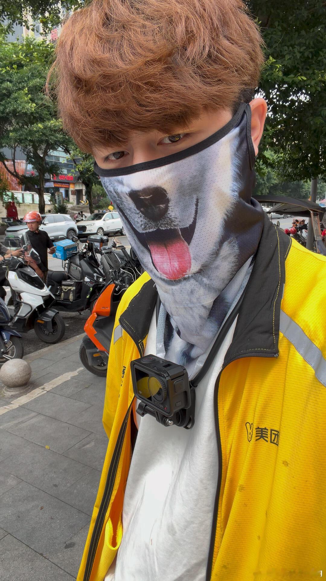 小哥是障听人士，但仍然很积极乐观 