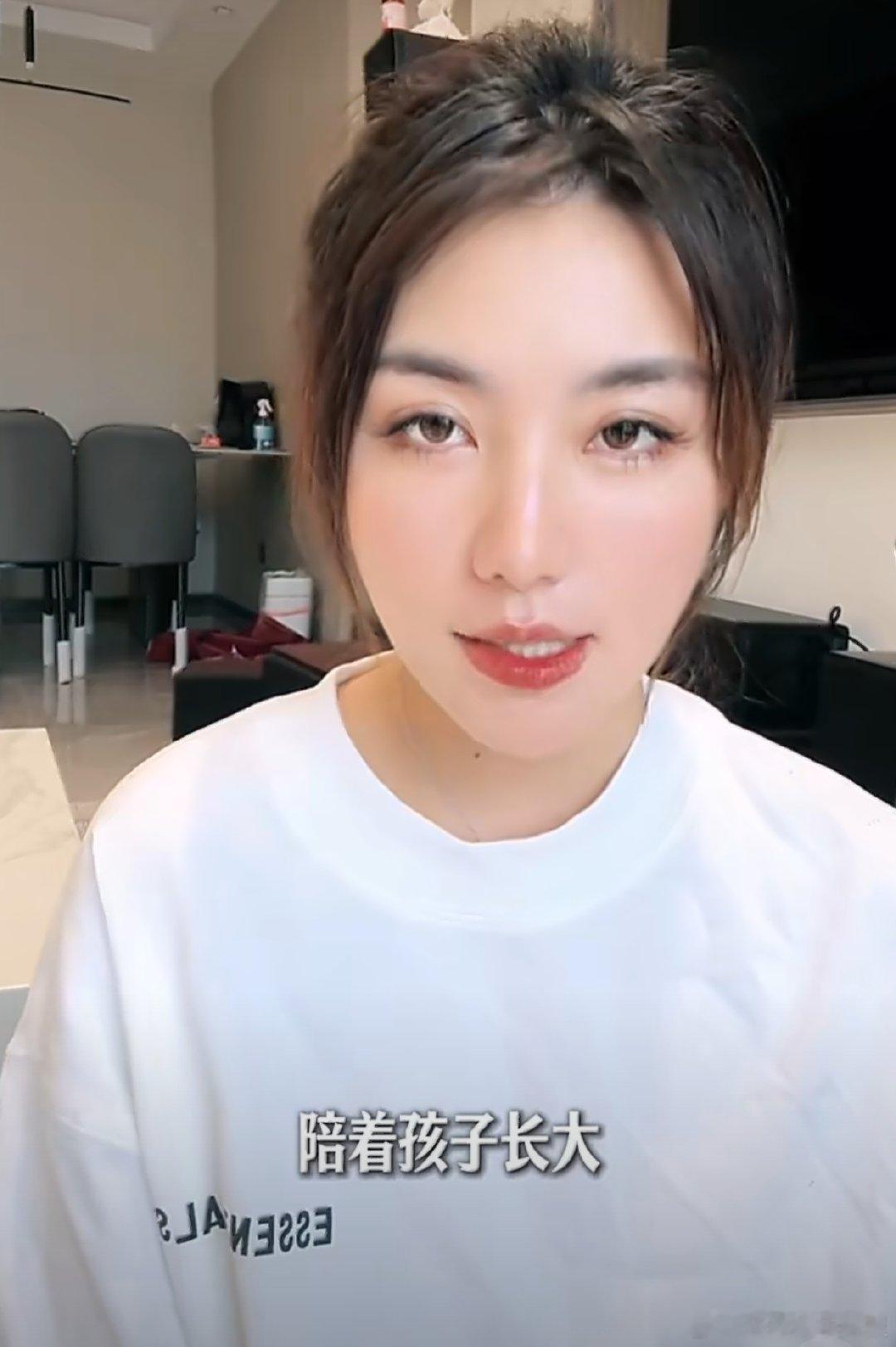 能说出“想听一句肯定”，说明心里还是挺在意这段关系的，只是没得到满足罢了。鹿角角