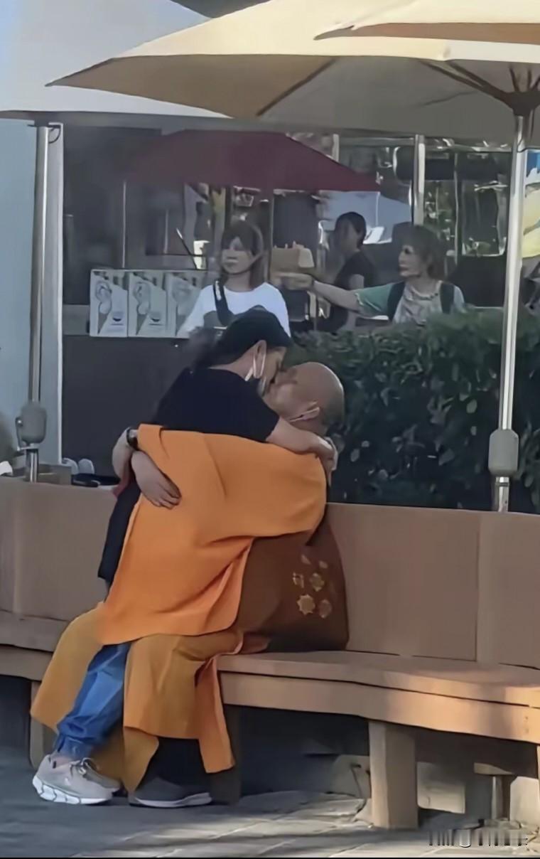 不是和尚有淫心，
而是美女太诱人！
六根不净受不了，
荡妇何曾放过僧？