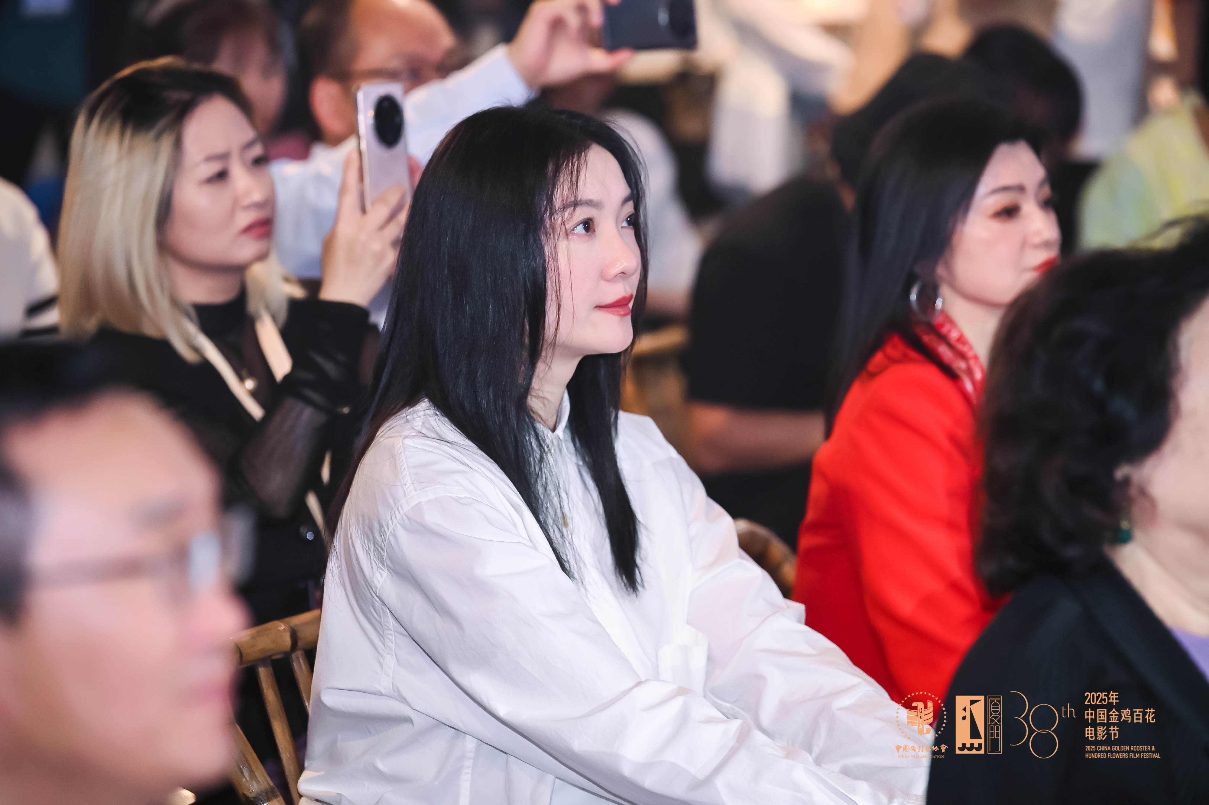 🎬 镜头之外，生活之中。11月13日， 深入一线基层开展慰问采风工作，与一众影