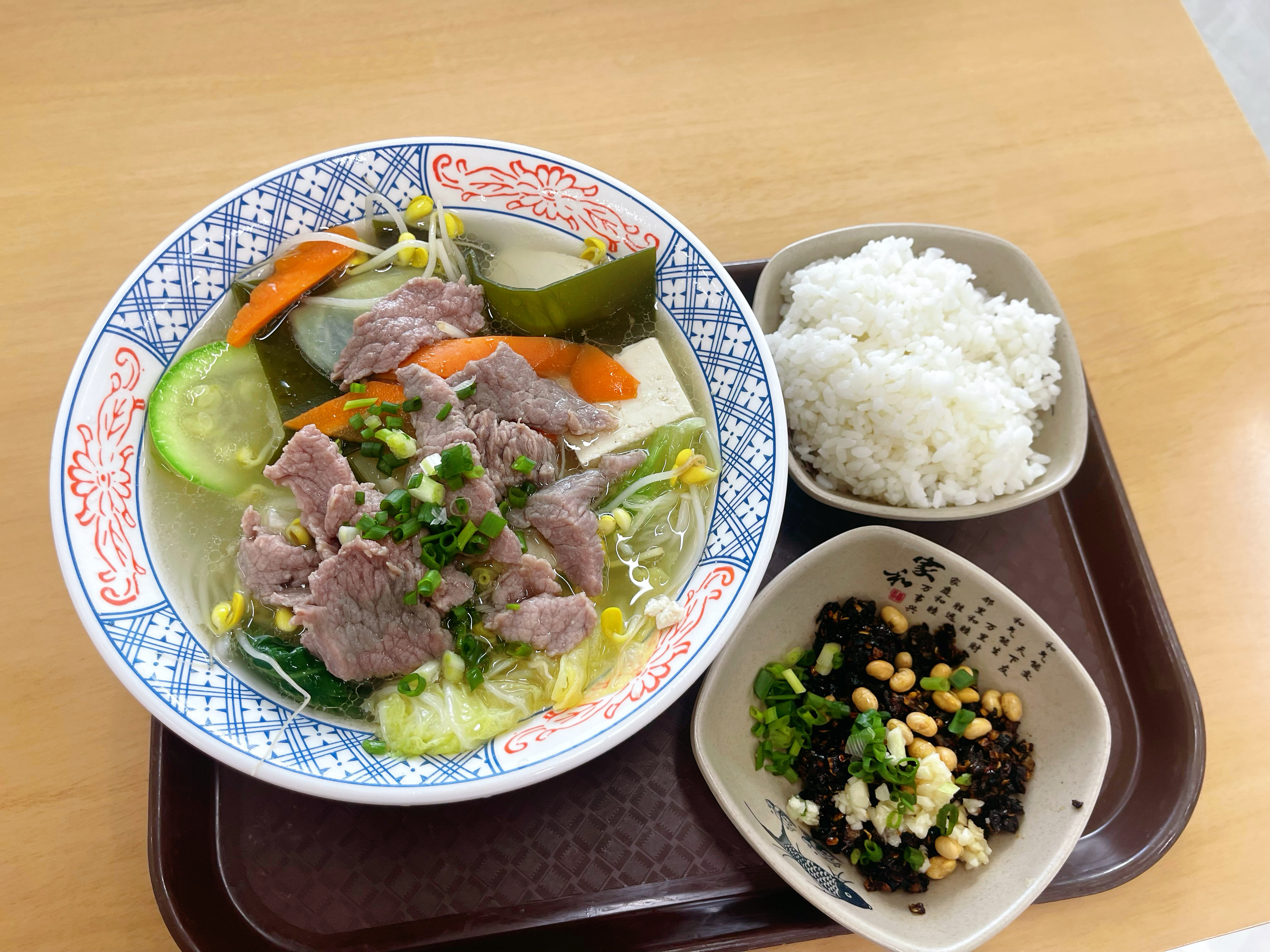 控制不了一点本来打算吃点轻食的，去食堂的路上脑子一直释放要吃肉的信号 