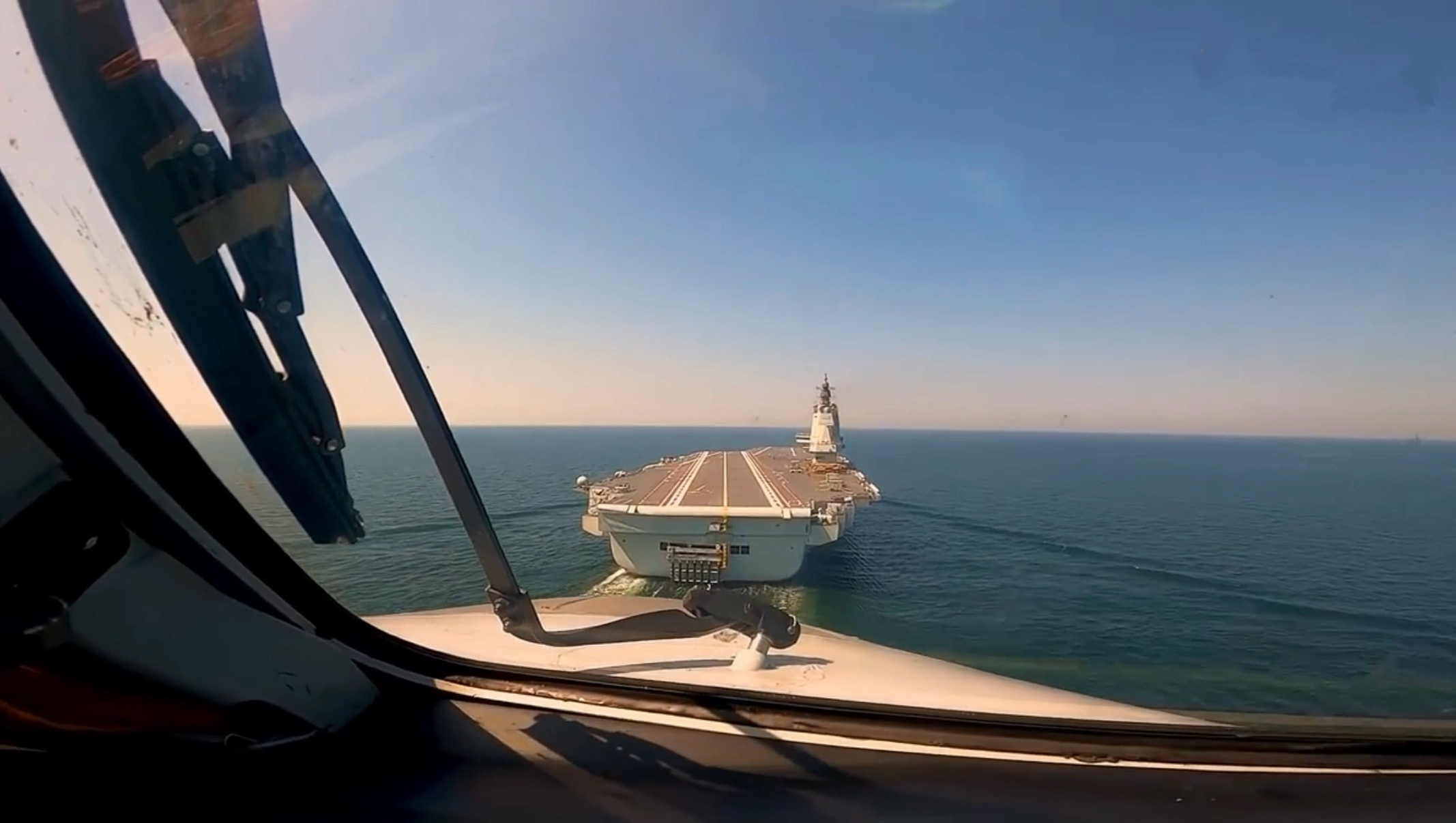 KJ-600舰载预警机的舱内视角