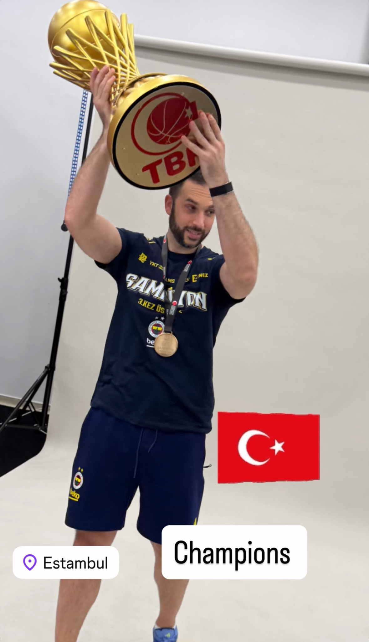 前辽宁队体能训练师卡佩拉又又又又获得冠军了本赛季加盟费内巴切的他，球队最终依旧获