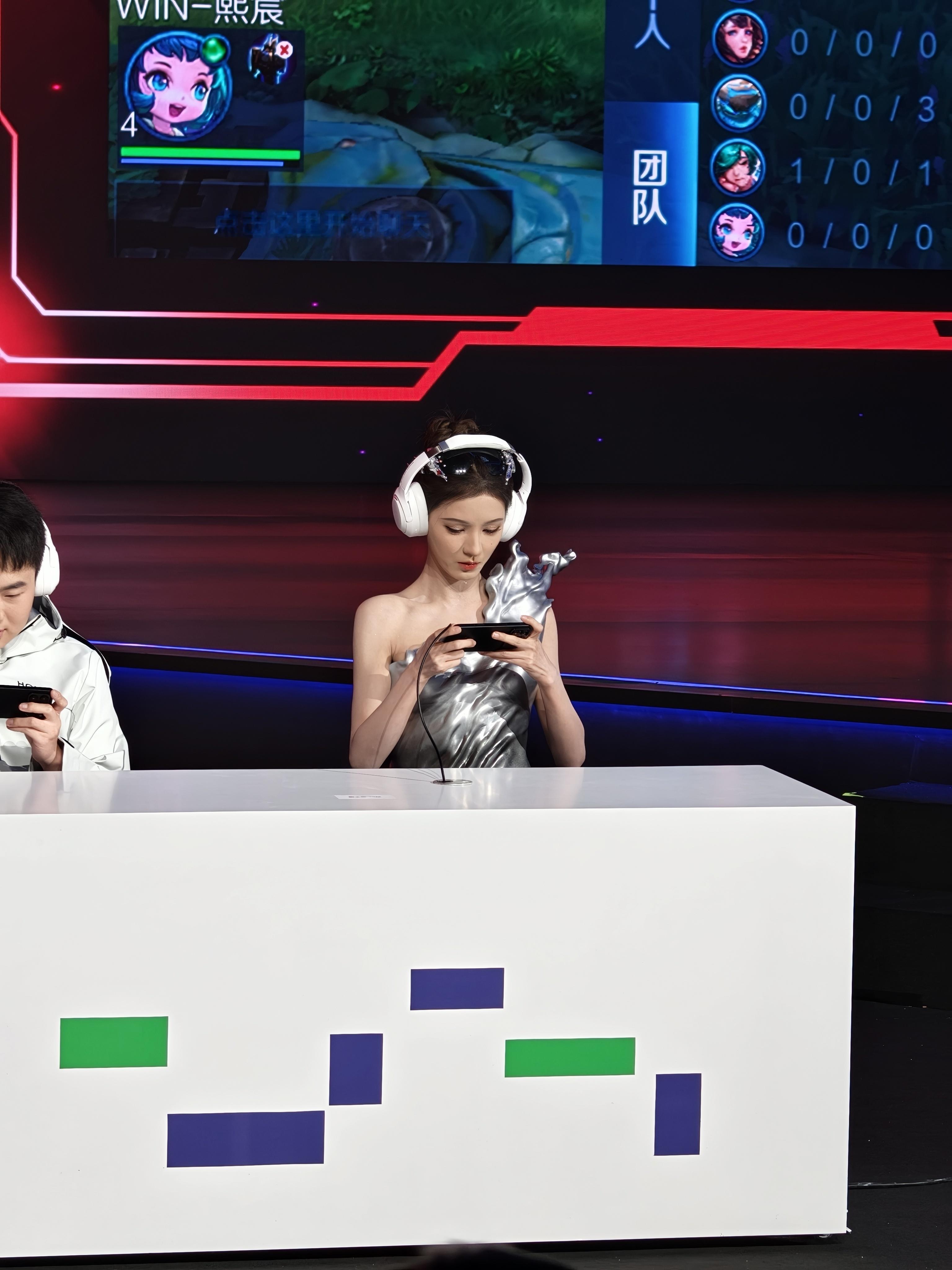 年度夯机荣耀WIN价格真香荣耀发布会上还看到张予曦了，玩游戏的样子很帅，产品展示