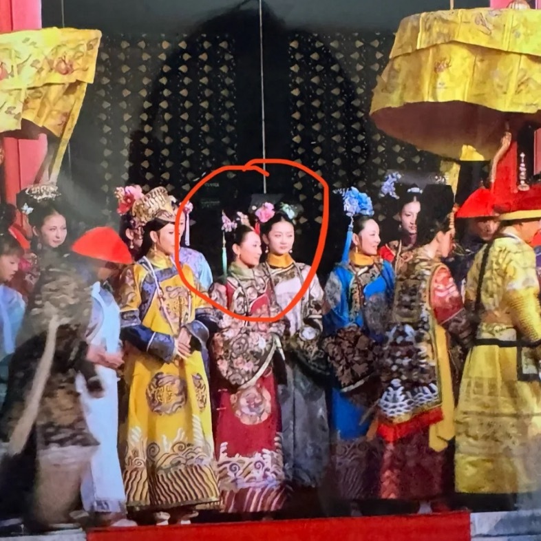 原来安小鸟这么矮无论前后左右，都比她高半个头！ ​​​