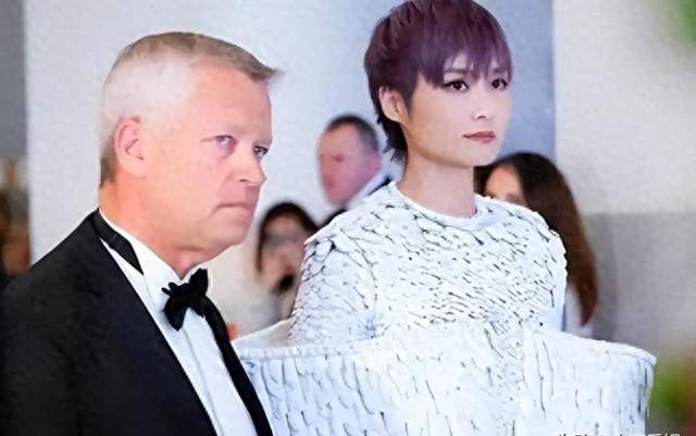 一张合影编出法国豪门！李宇春这些谣言，为什么能传近20年？