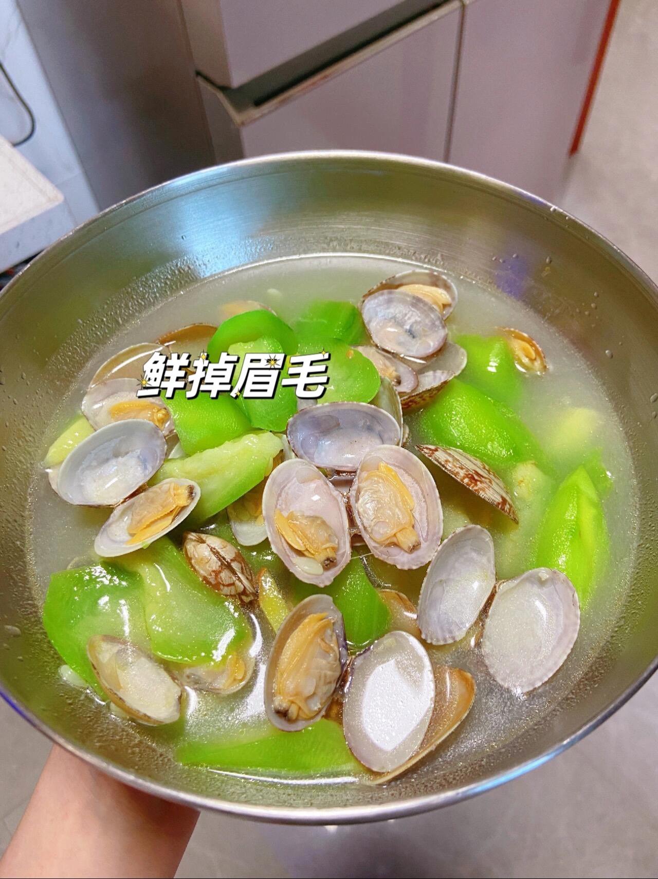 非常适合夏天的花甲丝瓜汤。丝瓜又嫩又清甜
加了花甲一起煮汤，特别鲜
而且不油腻，简单十分钟搞定。
做法
1.花甲洗净，丝瓜刮掉棱切滚刀块。
2.爆香姜丝，加丝瓜翻炒到边缘透明。
3.加入热水煮开，放入花甲，煮到花甲全部张口。
4. 加盐 少许鸡精调味即可。