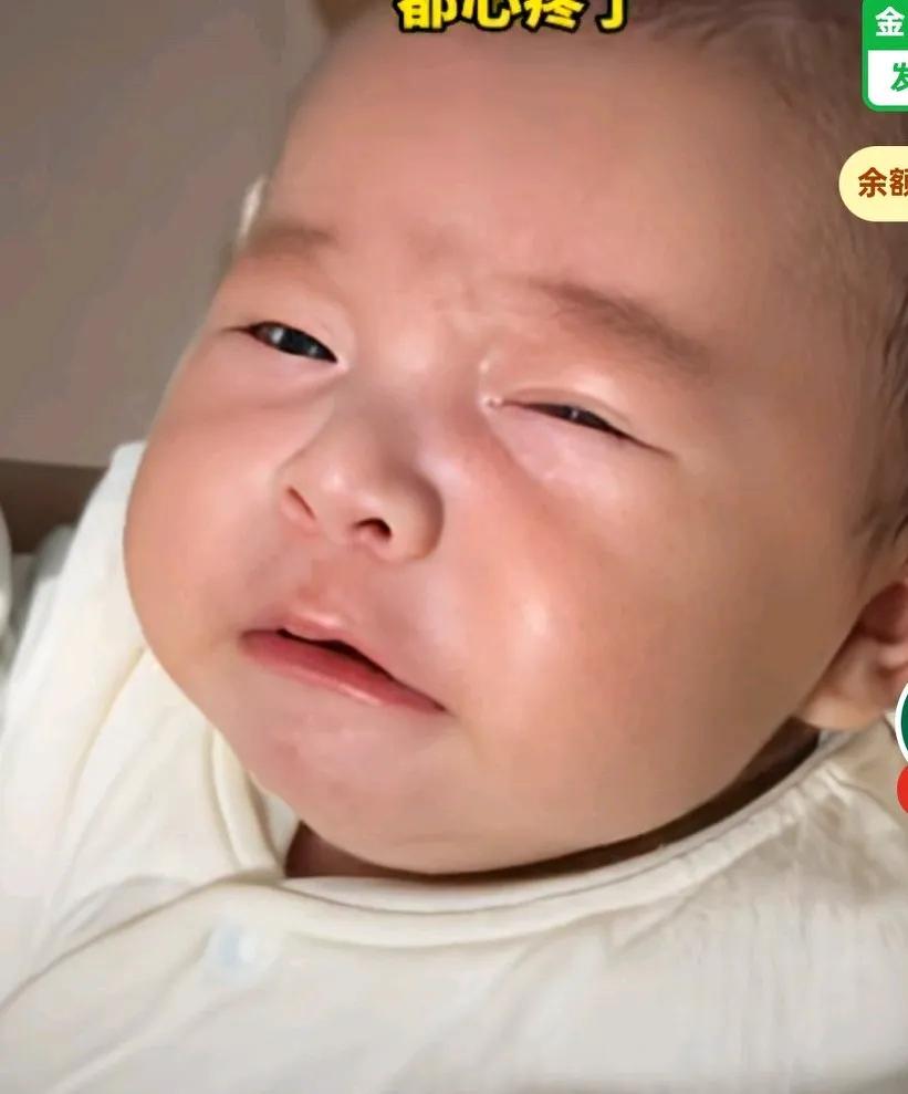 宝宝哭了十几分钟没人发现，当宝妈发现赶紧过来看宝宝，结果妈妈一看宝宝哭的更严重了