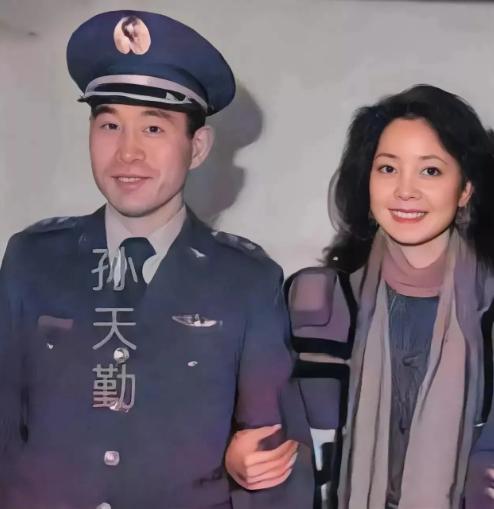 1983年，驾机叛逃的孙天勤和邓丽君的留影。镜头中的他显得趾高气扬，因为终于见到