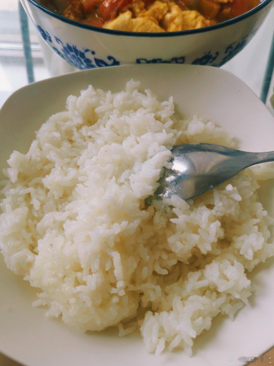午膳。缺一把儿香菜末，懒得出门买了，凑合吧，这就挺好。