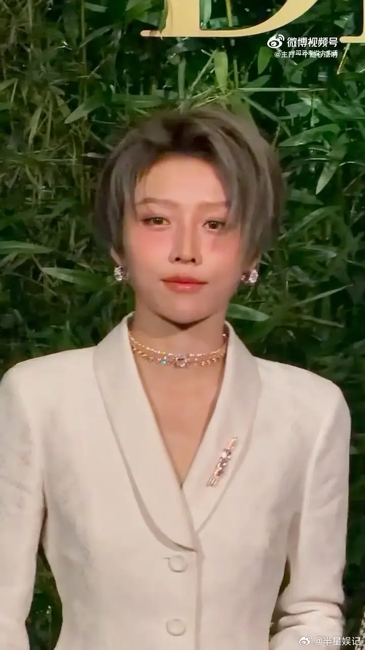 迪奥两位全球大使对比🆚  好惨烈 无论哪一方面 