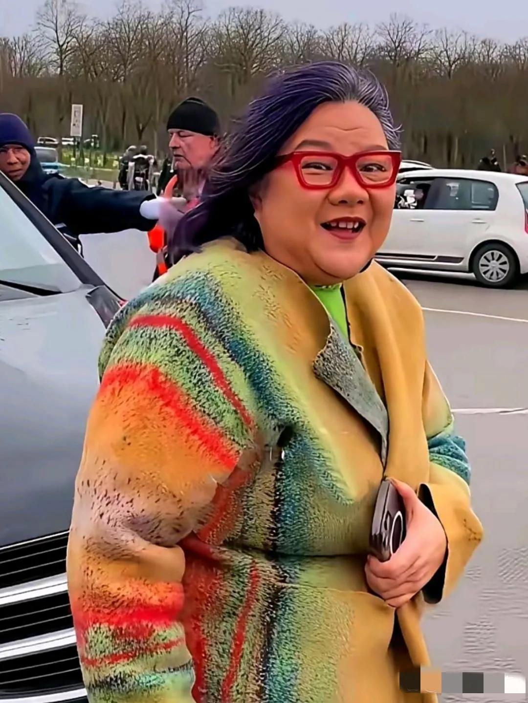 其实，珠圆玉润的洪晃也是爱打盼的：时而秀发垂肩，浓眉红唇，一副眼镜框彰显时尚；时