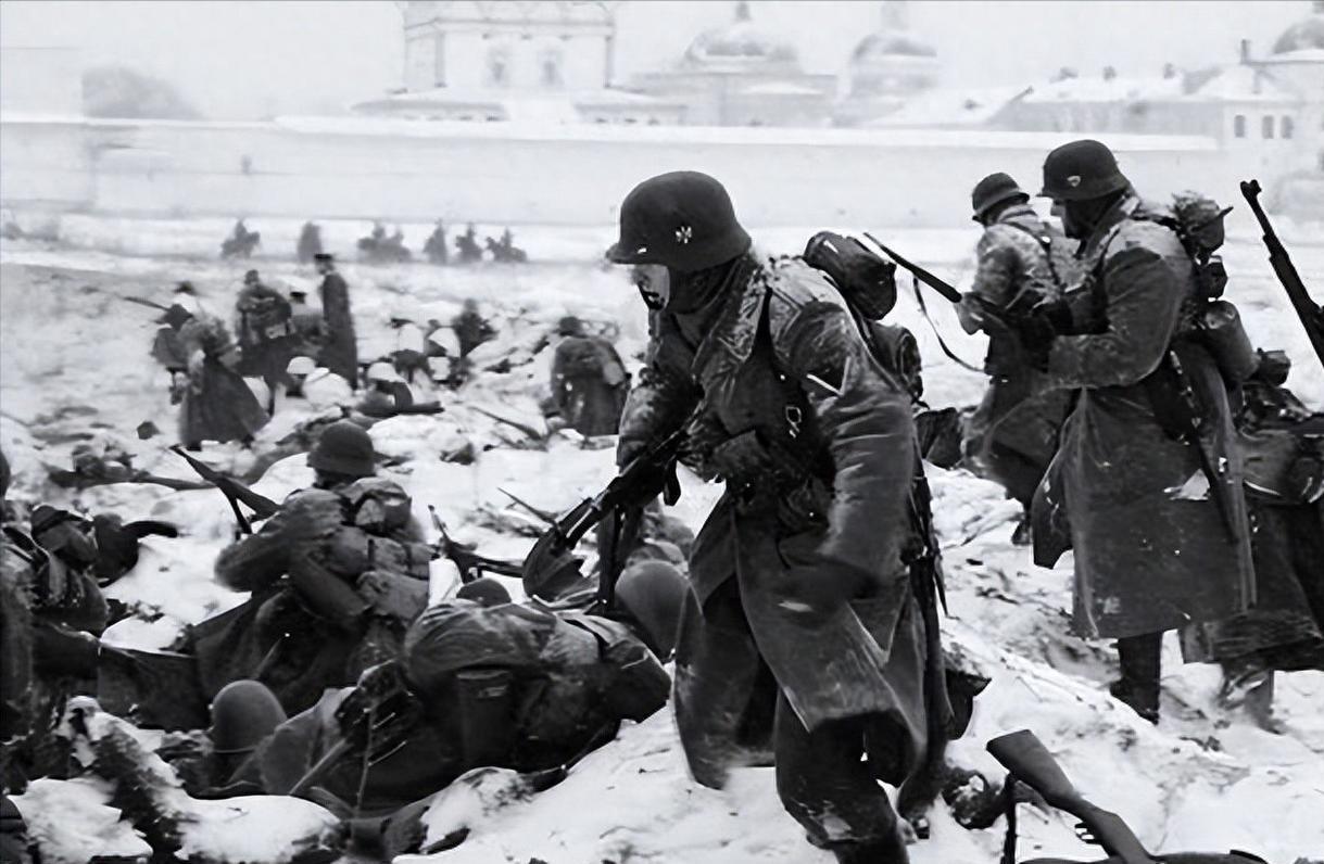 零下30度禁止生火，违者枪毙！3万人的冻伤，换来30万德军的崩溃。 
1942年
