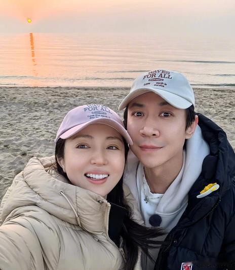 张维伊参演佟丽娅电影张维伊小酒窝出演了同一部电影 谁能想到！《轻如鸿毛》里有张维