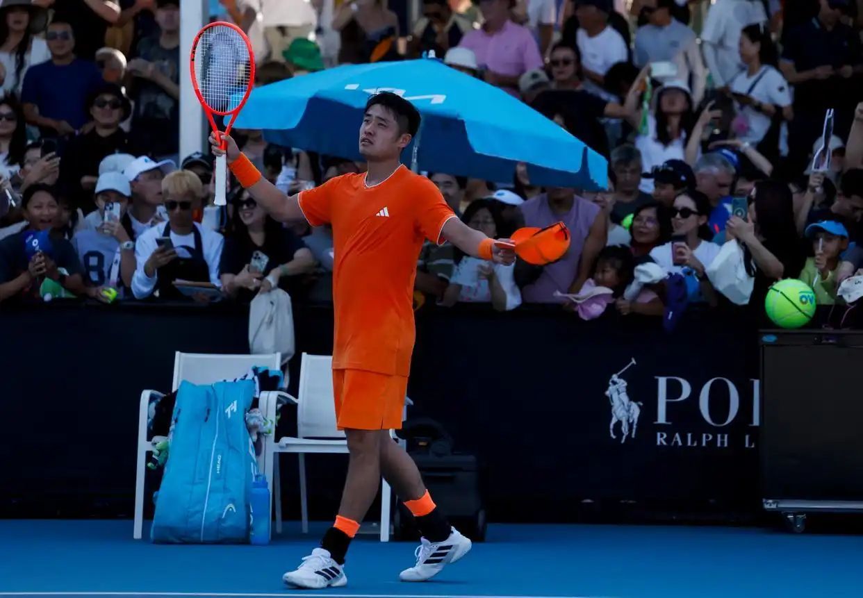 看到对手纳尔迪第四盘出现了抽筋现象，吴易昺心里感到一阵好笑，“蛤？难道不是应该我