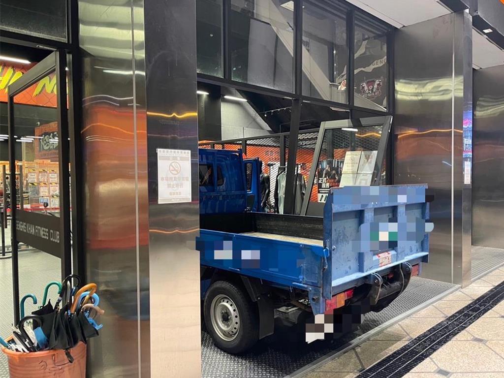 旗舰店遭冲撞大门，馆长“求偿百万”败诉确定。成吉思汗健身俱乐部台中馆遭遇了一场意