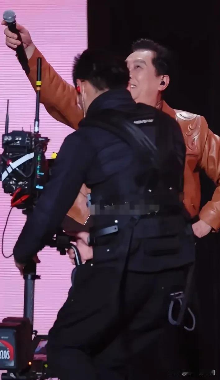 浙江卫视跨年晚会，70多的老艺人唐国强热舞一曲，好喜庆啊，真的好喜欢。突然发现唐