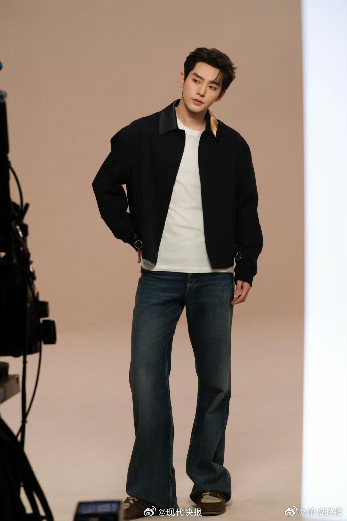 【#邓为春日色彩大片#】“以色彩开场，与春日同频，自有态度，足够出众。” 3月2