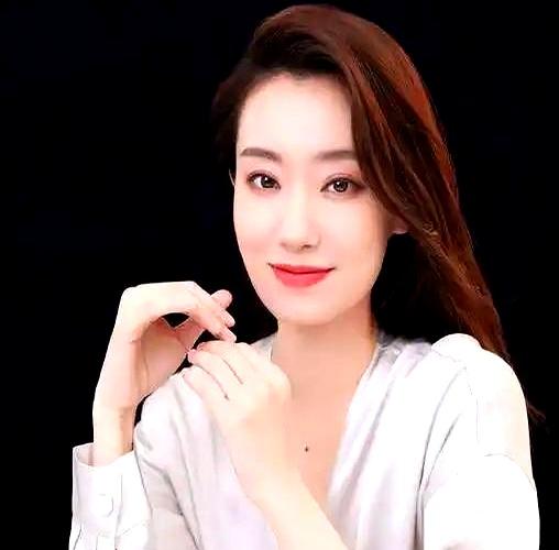 马上奔四、手握破百亿票房的女影后，私下竟然是个连CP都懒得炒的“寡王”？
张小斐
