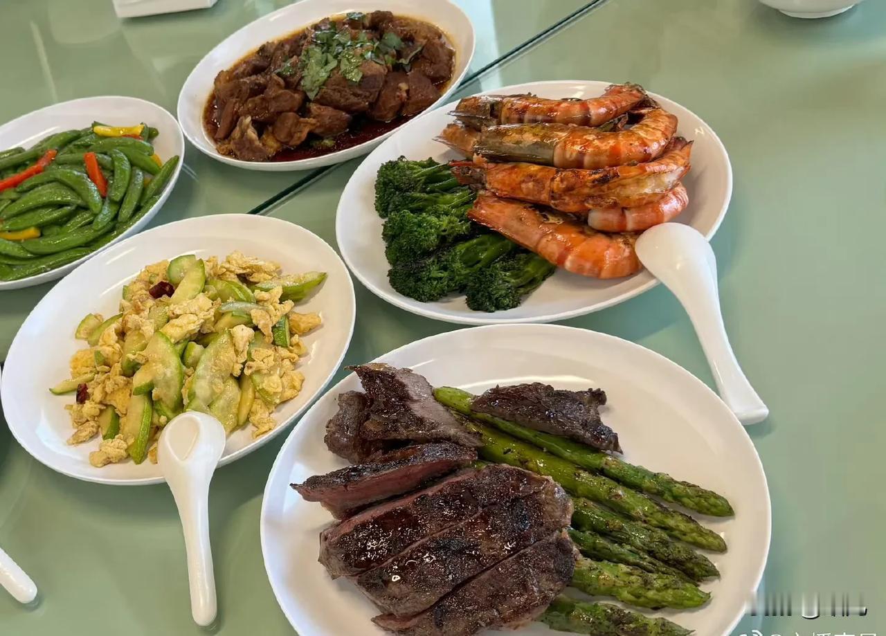 中超的职业球员平时都吃什么，他们的水平餐饮水平如何？
 
  很多球迷都特别好奇