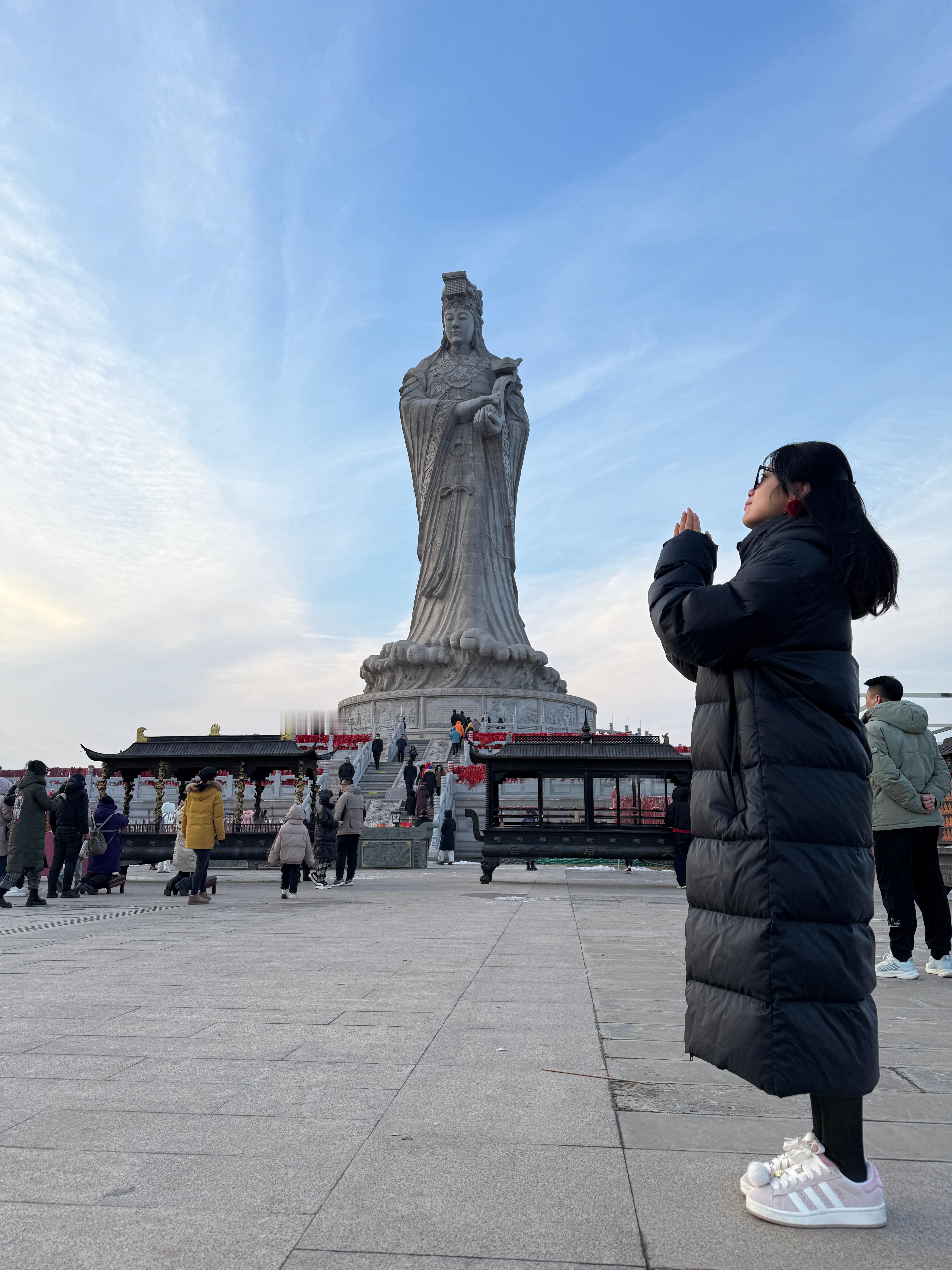 今天和朋友家人逛了滨海的妈祖文化园，虽然天气很冷，但是来这边逛的人还挺多的，一切