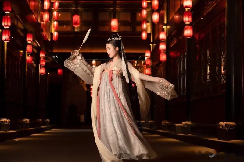 汉服“圈粉”外国留学生，这事简直酷毙了！此前我参加一场文化交流活动，好几位外国留