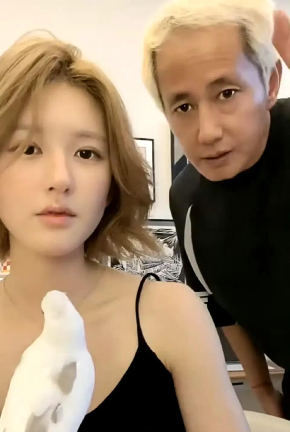 近日，赵露思爸爸和女儿一起出镜直播，赵叔叔那一头白发引起了网友关注，有些人以为赵