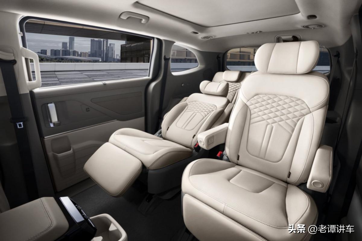 谁说家用MPV就只能“能坐人”？库斯途偏偏要做那个“又能坐又能炫”的车。同级独有