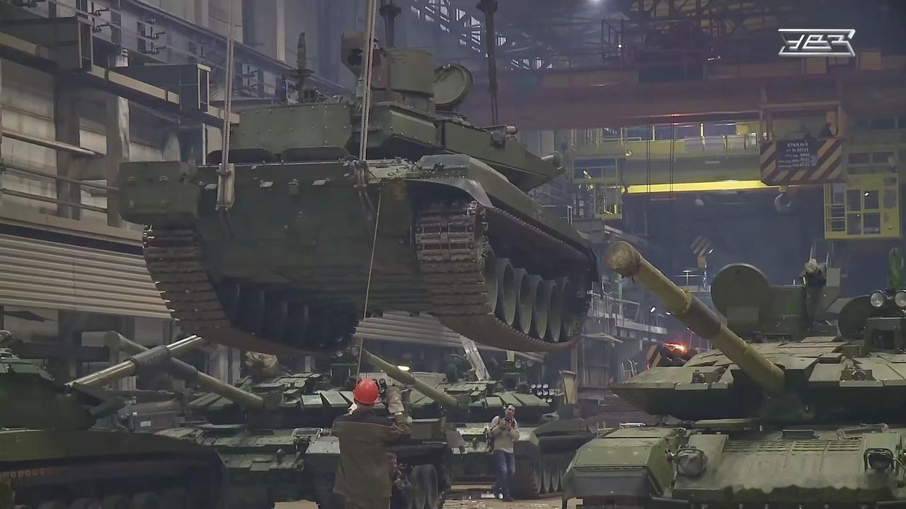 凤凰新闻【俄军T-72型坦克已经耗尽？俄罗斯不语，从仓库又拉出800辆T-72A