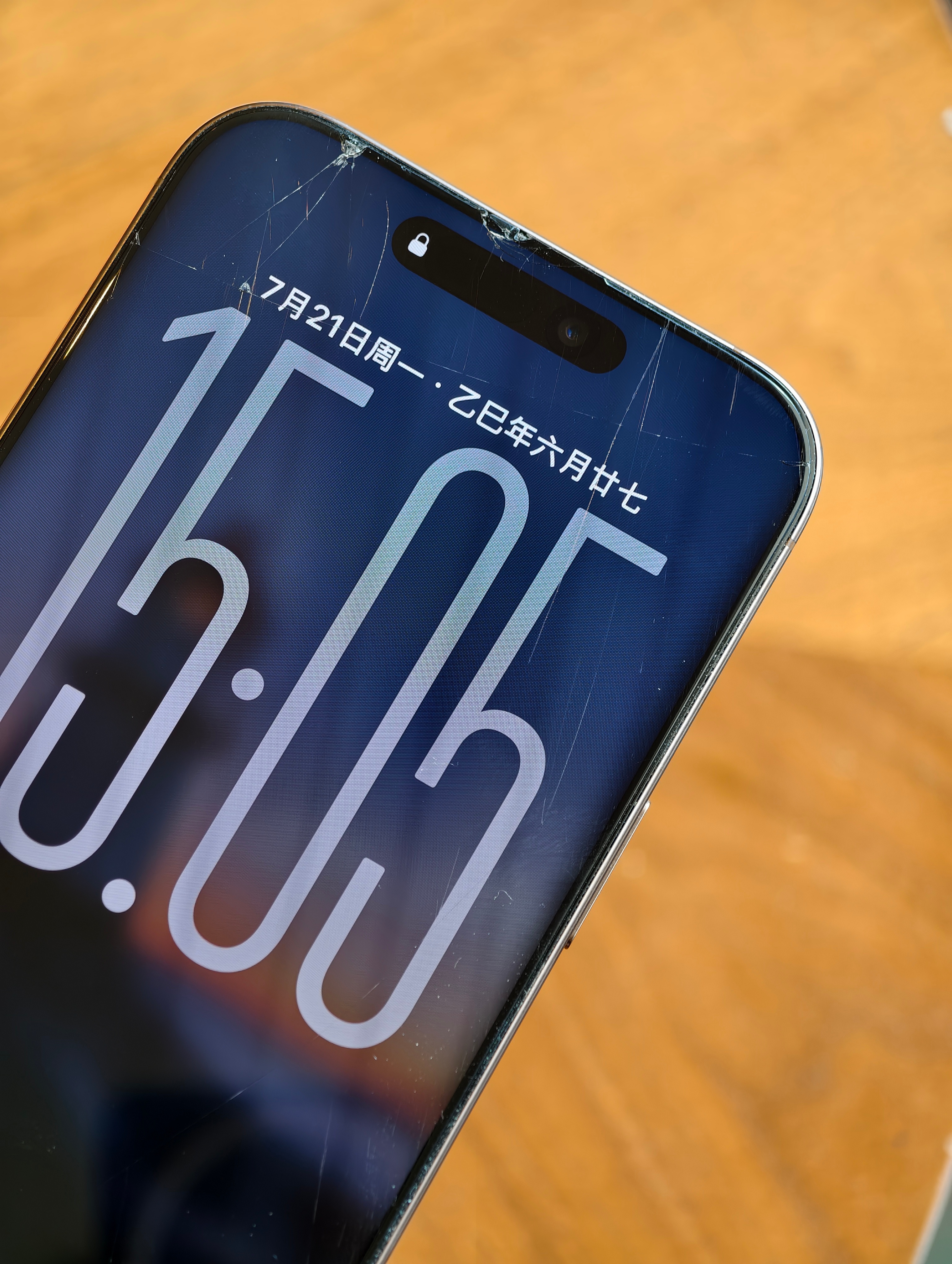 裸奔有风险，今天 iPhone 16 Pro Max 飞出去趴在地上打粗溜滑了，