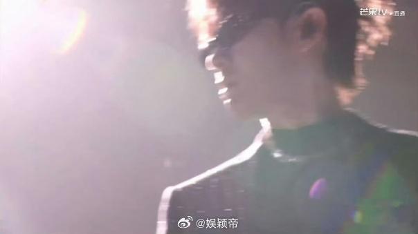 尤长靖艾略特歌手后台合照 刚刚还在battle现在就在合照，这就是音乐人的格局吗