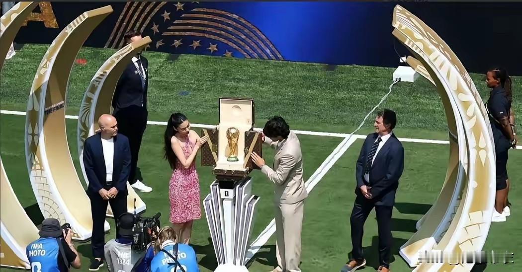 2026年世界杯尘埃落定，西班牙队获冠军，捧走了大力神杯，获得5000万美元奖金
