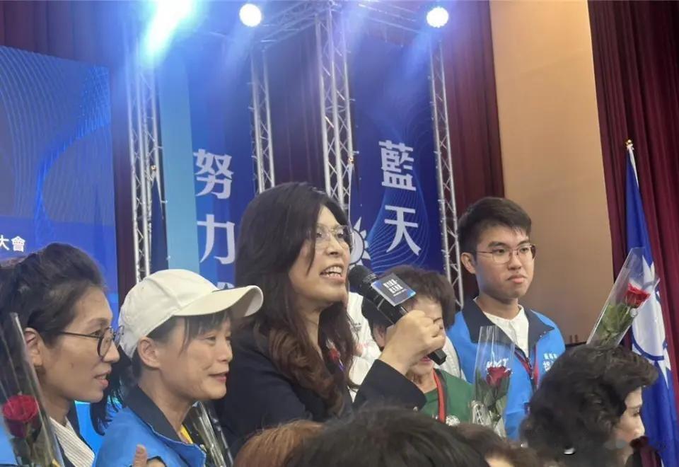 马英九泪目鼓掌！郑丽文喊出狮群口号，国民党新起点能否带动两岸和平？
 
今天十一