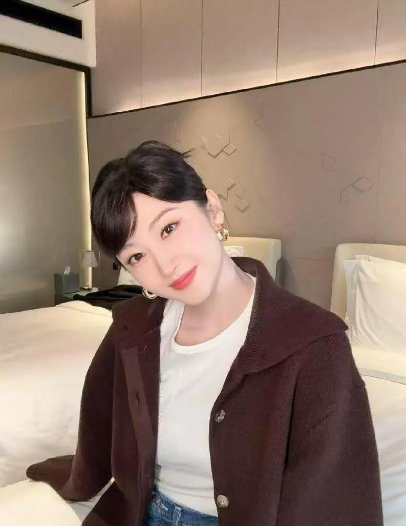 景甜私服赢麻了！
 
棕色针织外套搭白T+牛仔裤，简约又高级，甜妹的日常穿搭也太