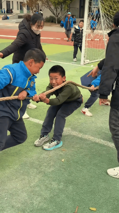 “笑不活了！”四川，一所小学举行拔河比赛，小孩哥拼尽全力还是输掉了比赛，直接躺在