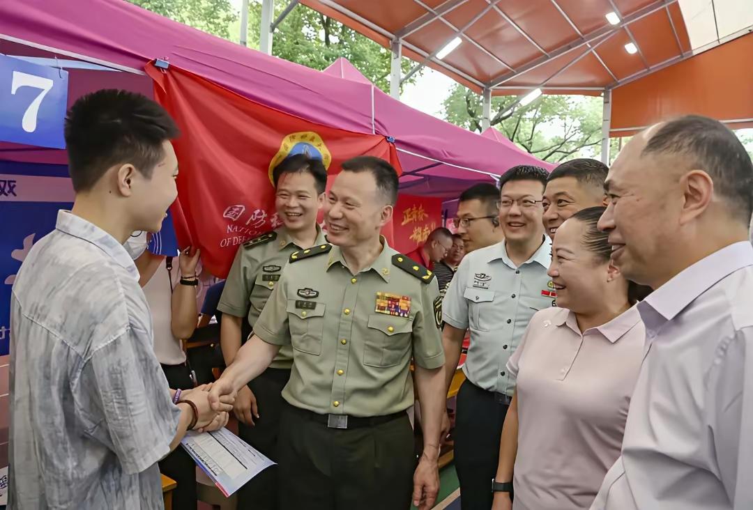 又是一场人才暗战！
防科大换帅连续两任湖南籍校长，现在雷勇军已出任校长，他上任首